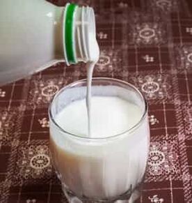Sklenice čerstvého kefíru