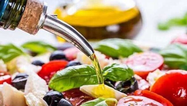 zeleninový salát s rostlinným olejem středomořské dietní jídlo