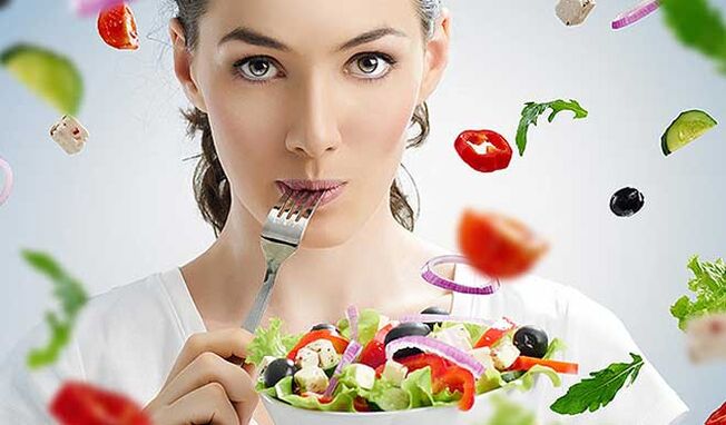 žena se salátem na středomořské dietě